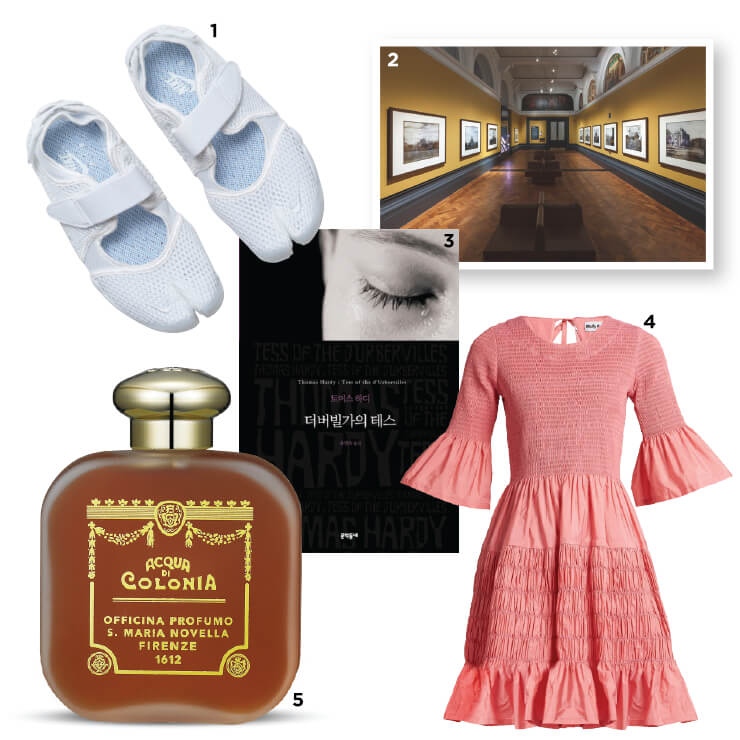  1 스니커즈는 Nike 2 좋아하는 장소인 빅토리아 앨버트 박물관. 3 2019 F/W 컬렉션에 영감을 준 토마스 하디의 소설 <더버빌가의 테스>. 4 태피터 소재의 셔링 드레스는 Molly Goddard 5 향수는 Santa Maria Novella ‘아쿠아 디 콜로니아 파츌리’