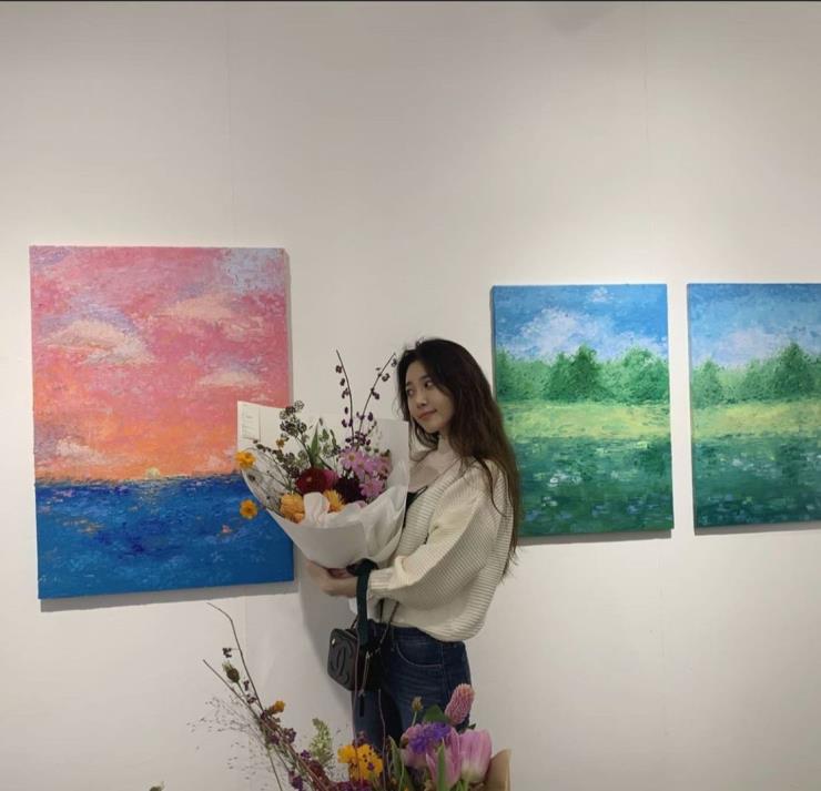 최근 여행에서 영감 받은 작품으로 전시를 연 걸스데이 유라.