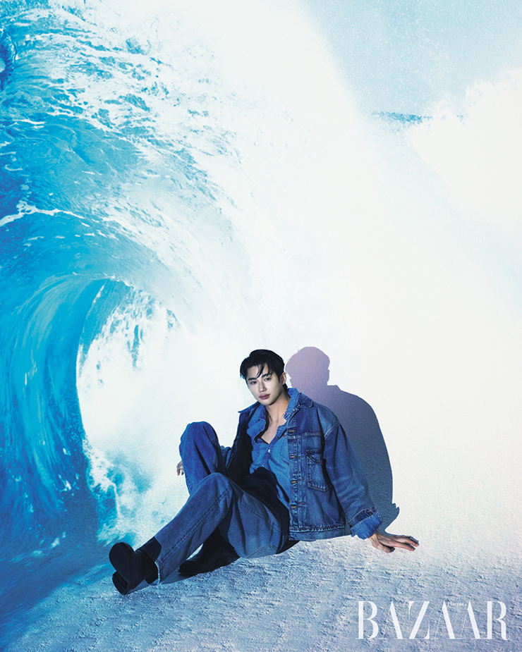 셔츠, 재킷은 Levi’s. 슈즈는 Cos. 팬츠는 스타일리스트 소장품. 