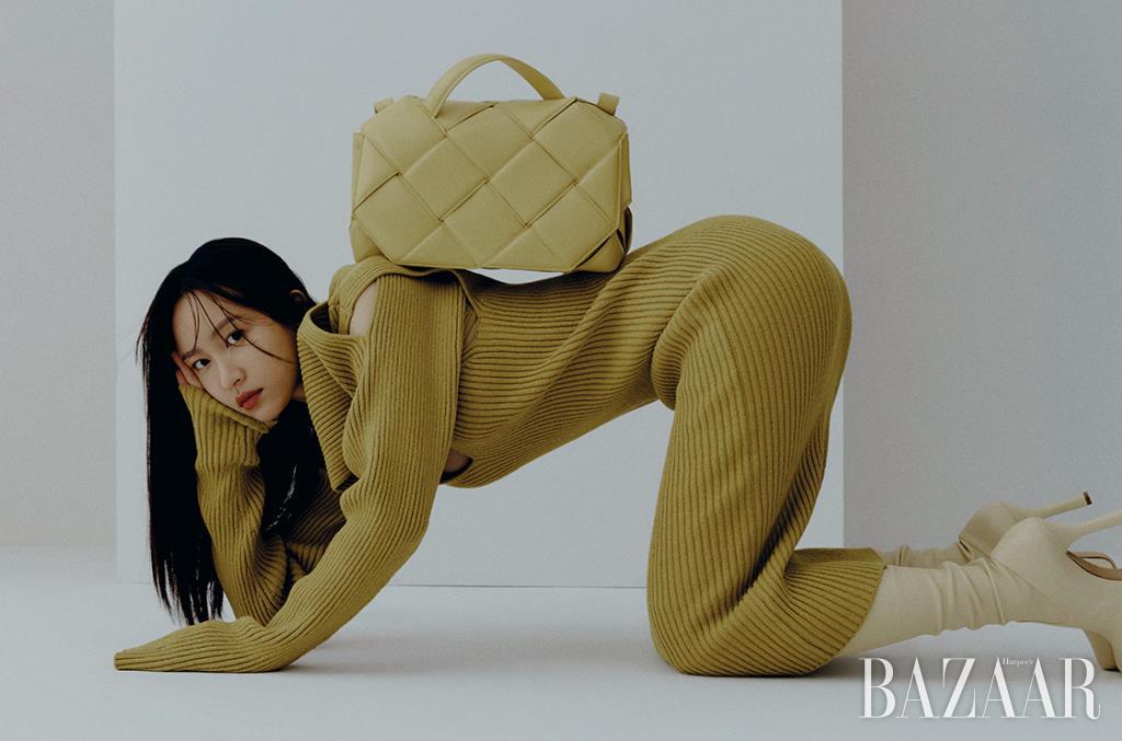 볼드한 반지는 Fendi.니트 드레스는 2백67만원, 톱 핸드백은 5백59만원대, 사이하이 부츠는 2백39만원 모두 Bottega Veneta.