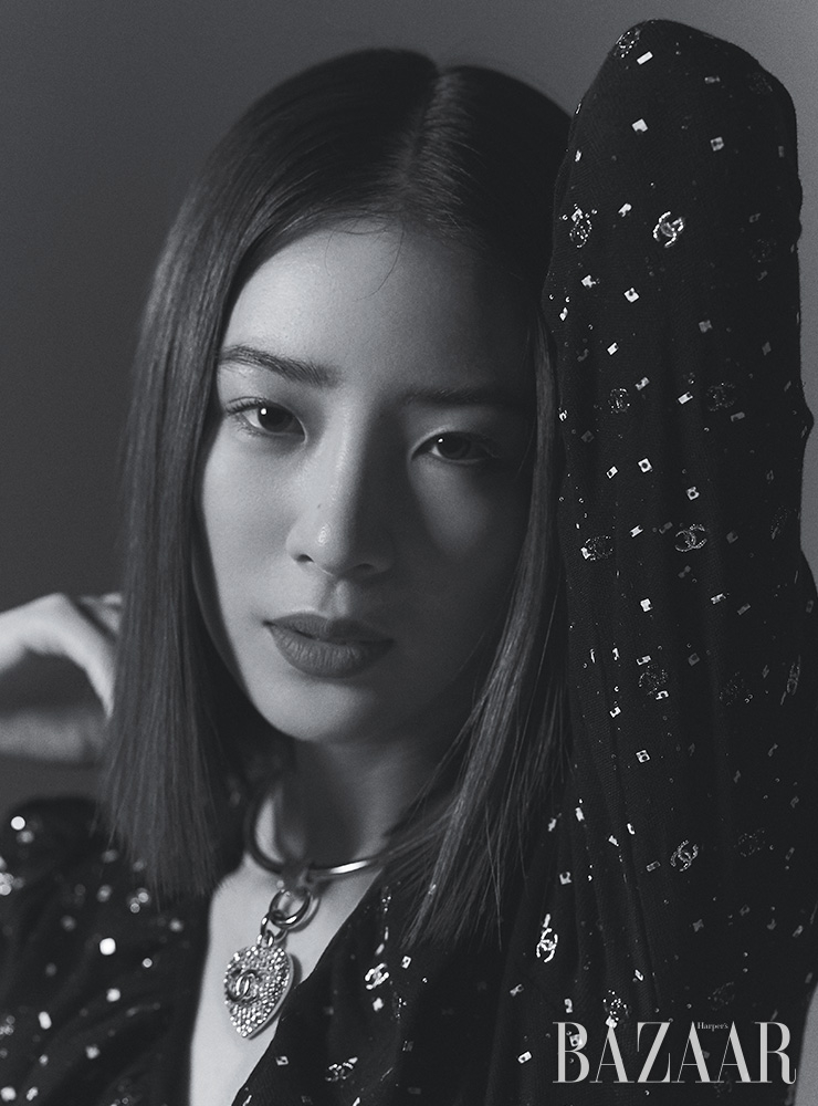 코튼 소재 톱, 펜던트 목걸이는 모두 Chanel.