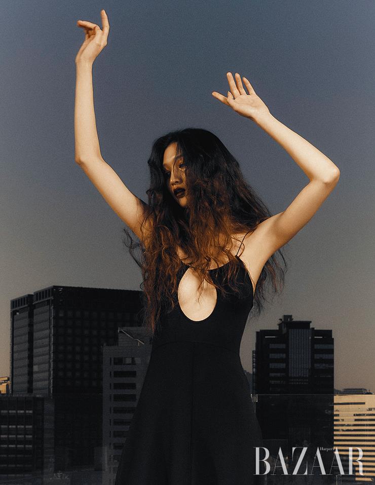 나령이 입은 드레스, 귀고리는 Saint Laurent by Anthony Vaccarello.