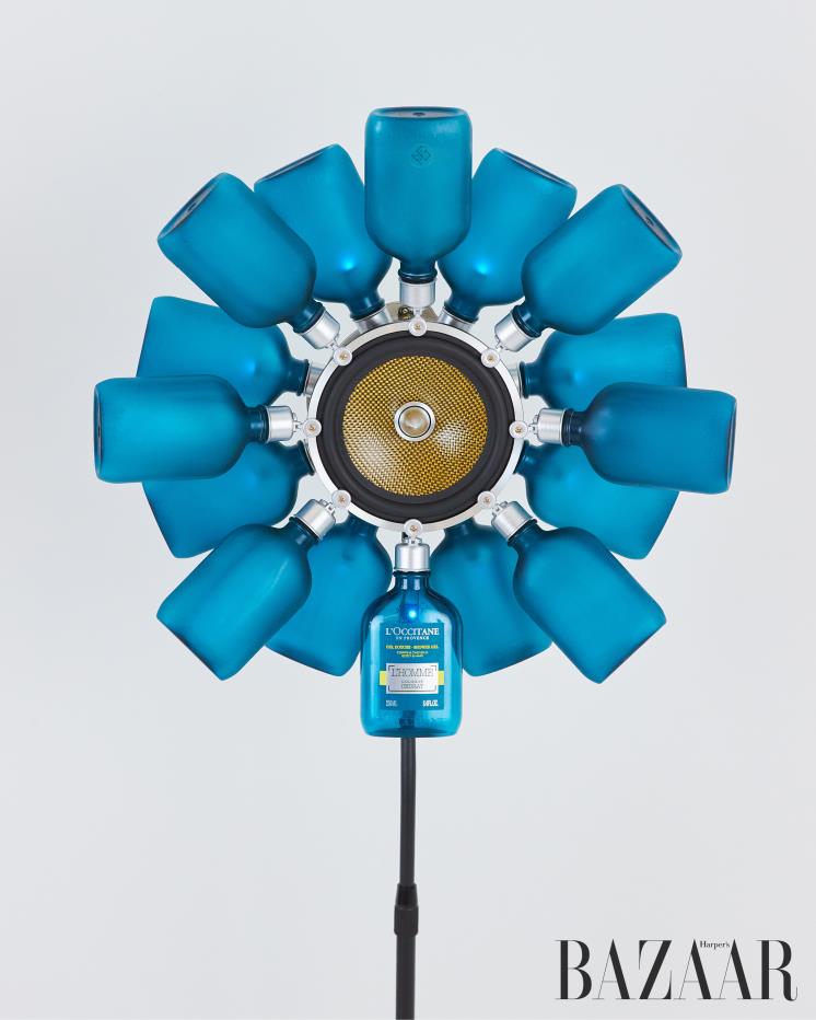 샌딩 과정을 거친 공병은 마치 유리병처럼 보인다. 가운데 부착된 공병과 비교하면 확연한 차이를 느낄 수 있다.