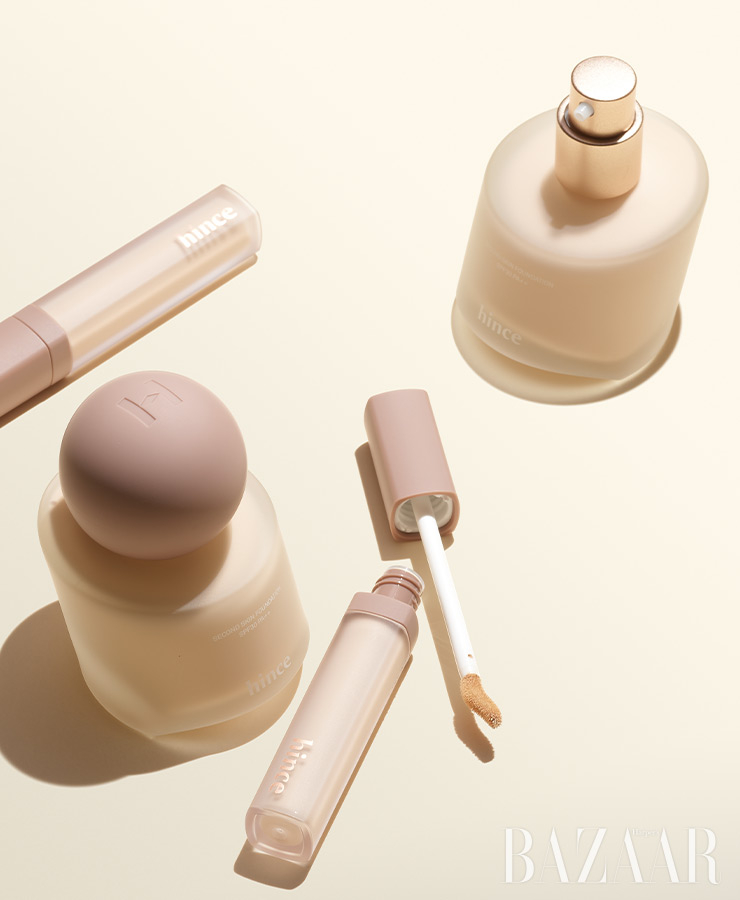 얇고 균일하게 발리는 텍스처감이 특징인 세컨 스킨 파운데이션. 40ml 3만6천원. 결점 커버 이상의 피부 표현이 가능한 세컨 스킨 커버 컨실러. 6.5g 1만7천원.