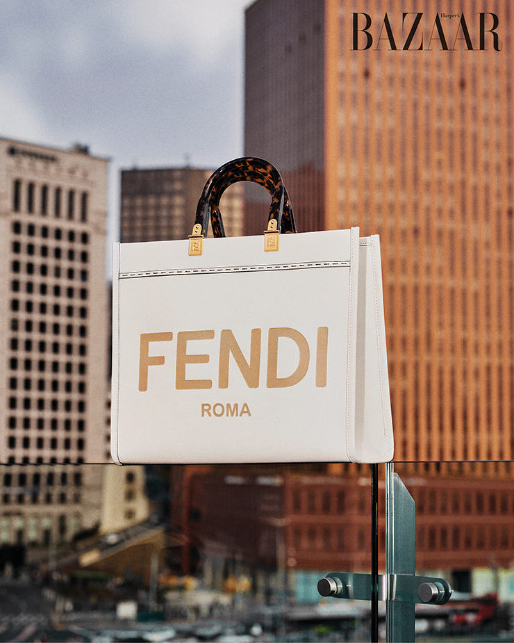 서울스퀘어를 바라보며. 로고 장식의 ‘선샤인 쇼퍼’ 미디엄 백은 3백만원대 Fendi.