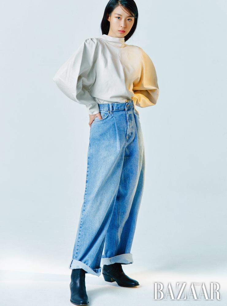톱은 Isabel Marant. 팬츠는 Raey by Matchesfashion. 슈즈는 Vanessabruno. 