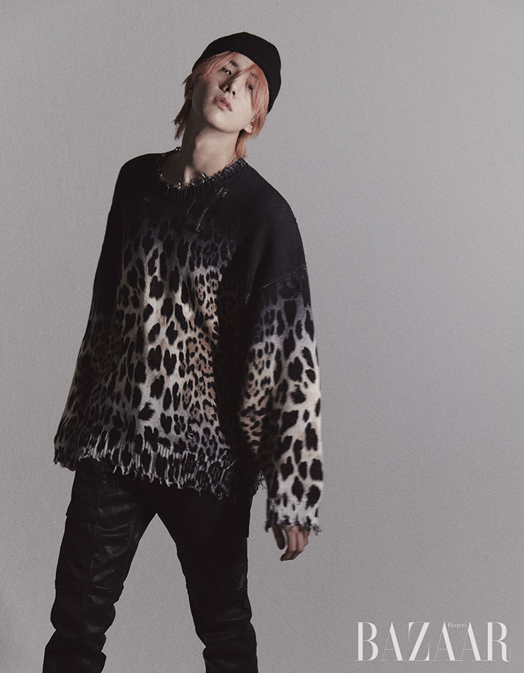 레오퍼드 니트는 R13 by BOONTHESHOP. 레더 팬츠는 Rick Owens. 비니는 스타일리스트 소장품. 