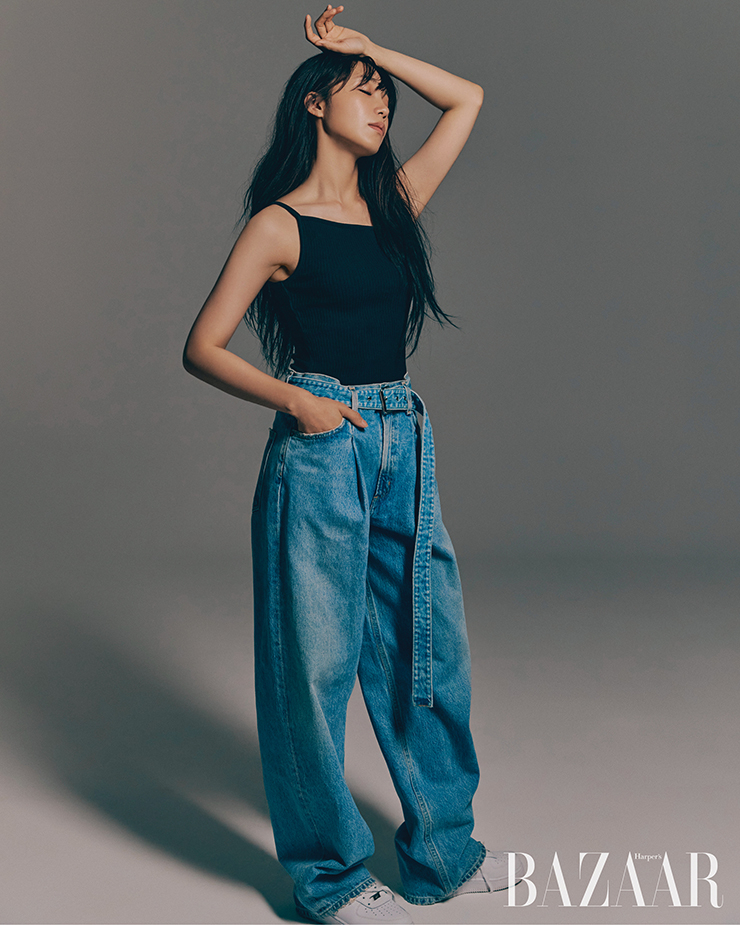 슬리브리스, 데님 팬츠는 Agolde by Mue. 스니커즈는 Nike.