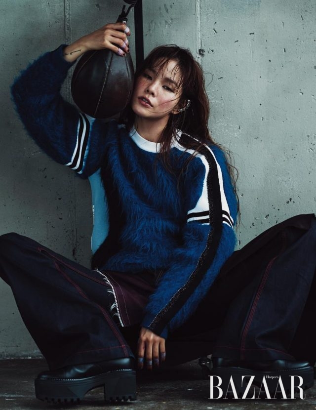 벌키한 스웨트셔츠, 실키한 드레스, 빳빳한 데님 등 소재의 변화를 즐겨라. 스포티한 디자인의 스웨터는 3백33만5천원, 청키한 플랫폼 워커는 2백6만5천원으로 모두 Louis Vuitton, 레이어드한 비대칭 커팅의 드레스는 1백45만원으로 DKNY, 벨보텀 데님 팬츠는 Burberry, 크리스털 이어커프는 1백20만원대로 Saint Laurent 제품.