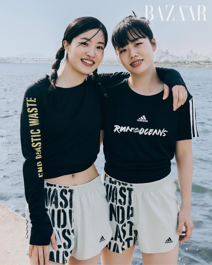 맹스터(왼)와 안파카(오)가 입은 의상 모두 업사이클링 신소재 팔리 오션 플라스틱을 사용한 아디다스.