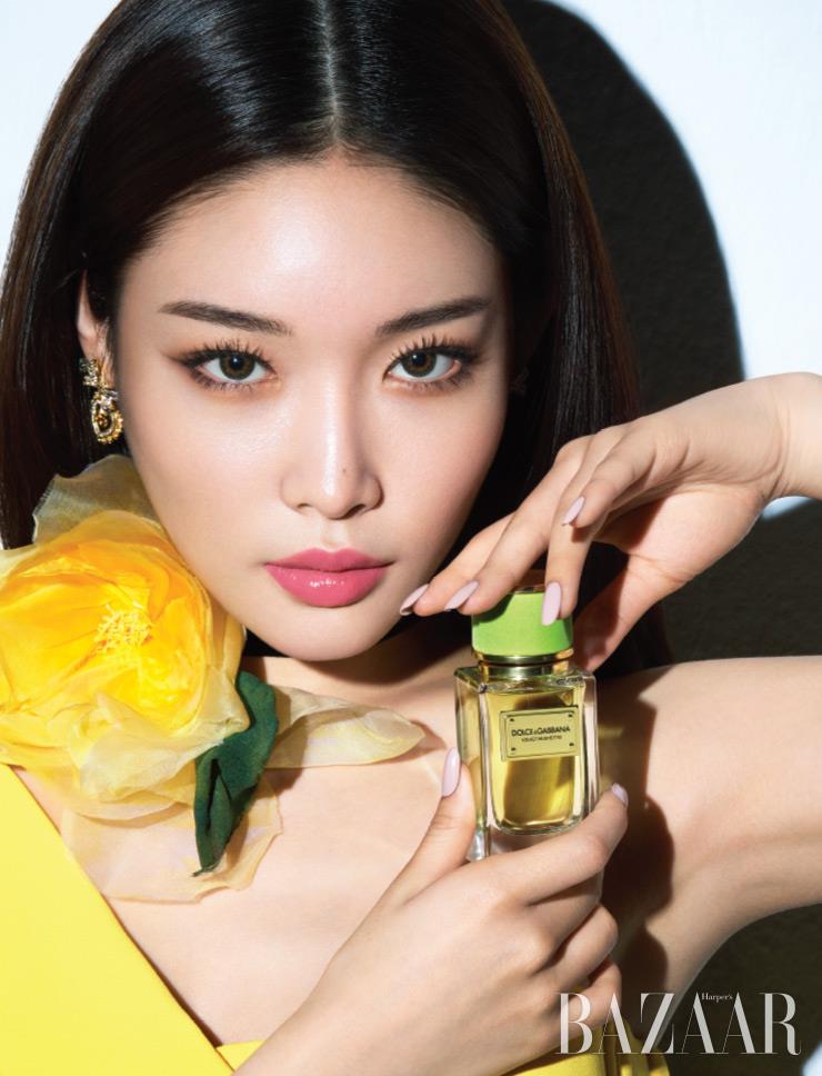 드레스, 초커, 귀고리는 Dolce&Gabbana.