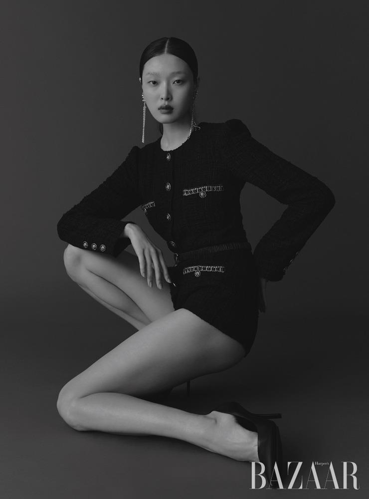 점프수트, 귀고리, 로고 벨트는 모두 Chanel. 펌프스는 Burberry.