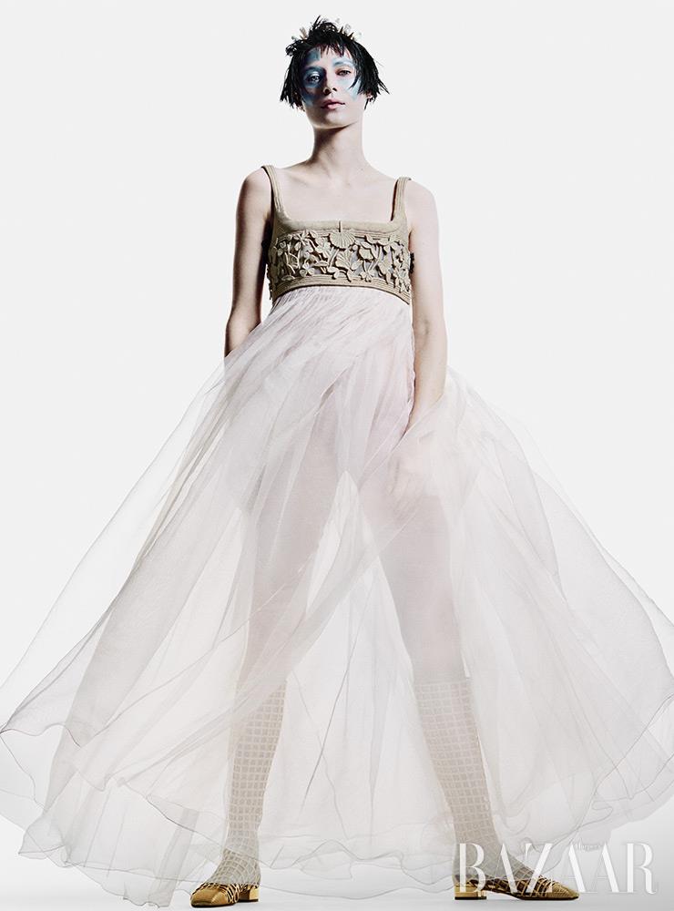드레스, 부츠는 Dior Haute Couture.