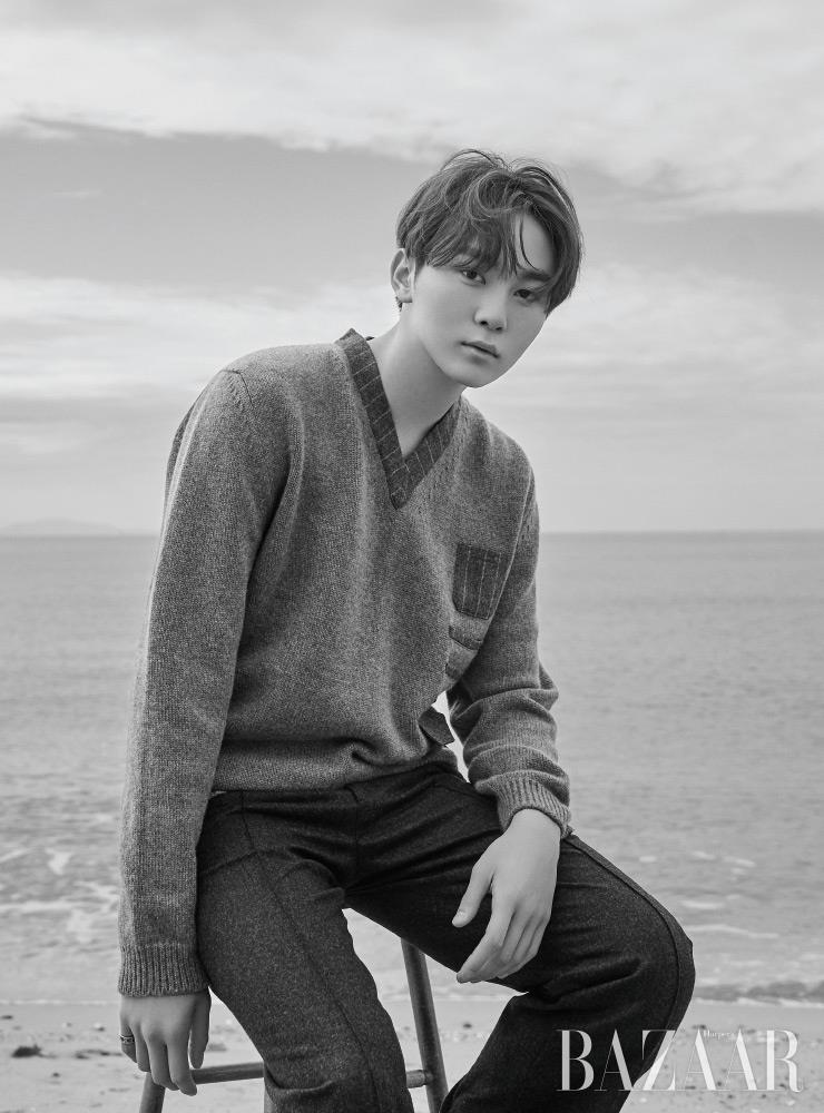 니트 톱, 팬츠는 모두 Fendi.