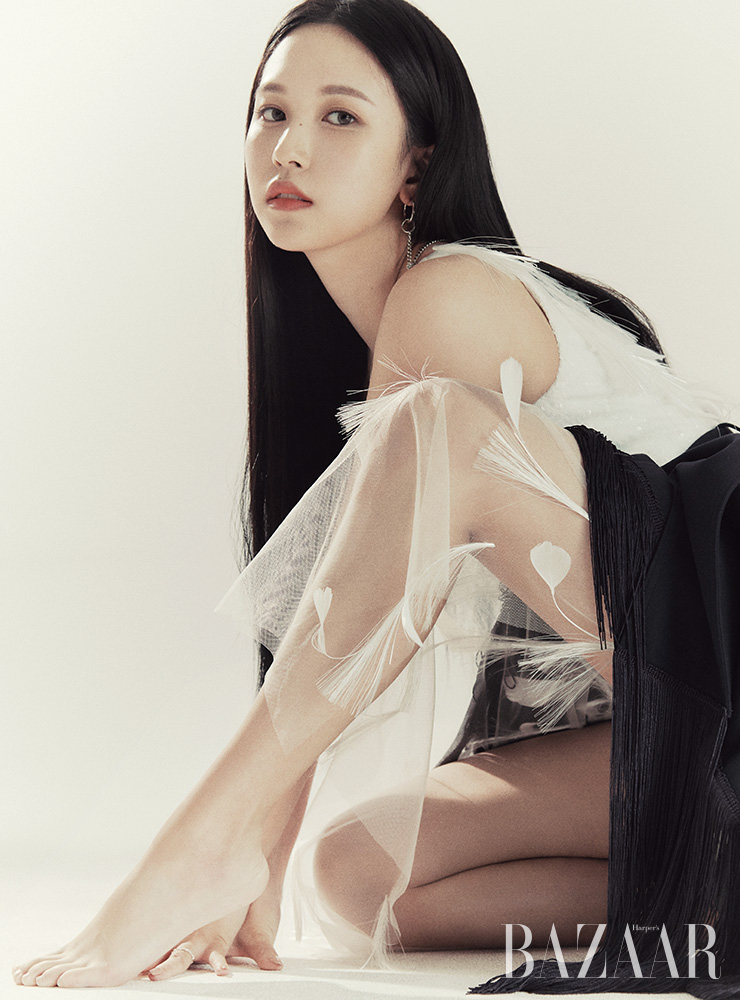 깃털 보디수트 드레스는 Bridal Kong. 스커트, 체인 귀고리는 Rokh. 반지는 Swarovski.