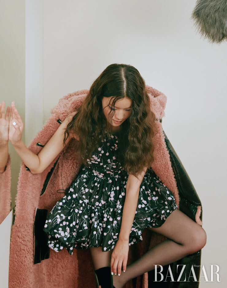 플라워 패턴 미니 드레스, 무톤 케이프, 플랫 슈즈는 모두 Miu Miu, 브라 톱, 브리프, 스타킹은 에디터 소장품.