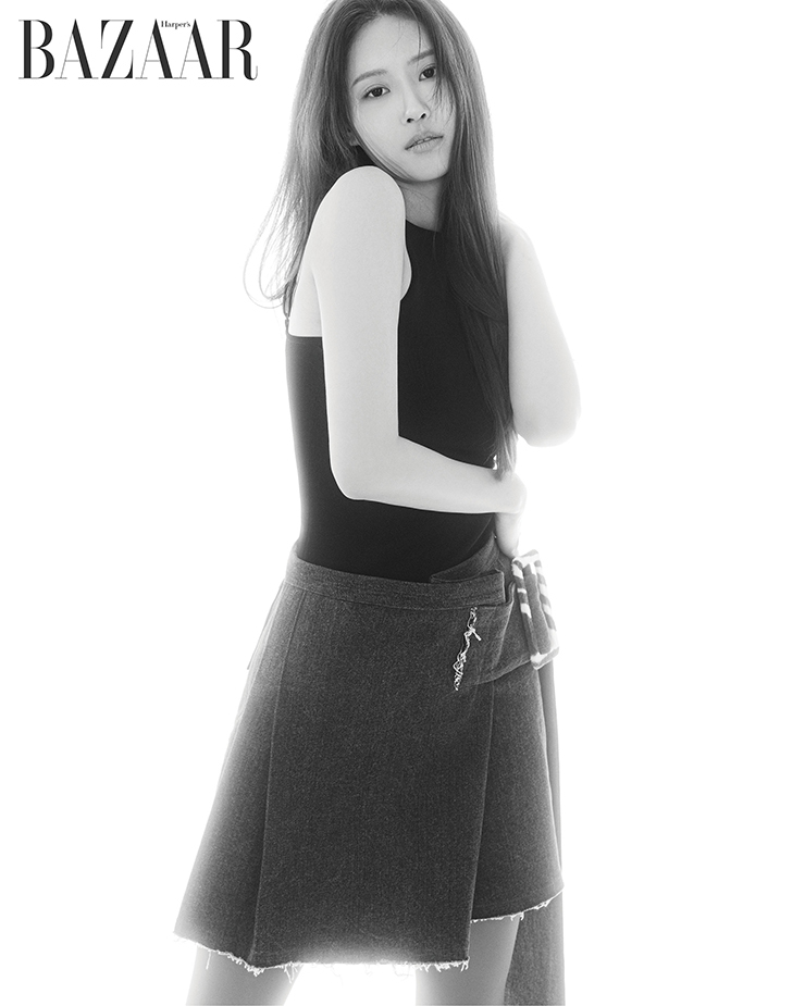 톱은 Cos. 데님 미니스커트는 Code Shion. 타이츠는 스타일리스트 소장품.