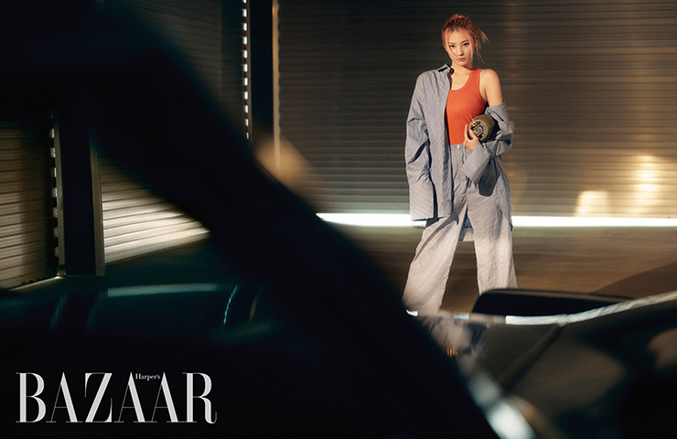 지니가 입은 스트라이프 셔츠는 1백70만원, 탱크톱은 46만원, 팬츠는 1백20만원, 브레이슬릿 파우치는 모두 Loewe.