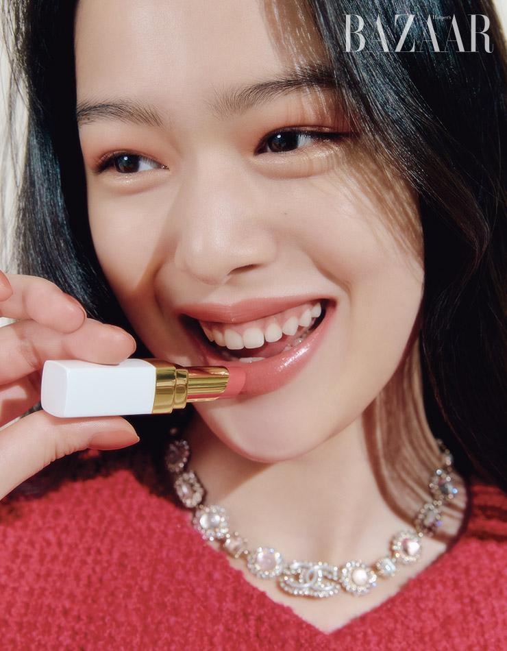 어느 부위에 사용해도 촉촉하고 투명하게 발색되는 샤넬 ‘루쥬 코코 밤’. 러블리함을 극대화한 핑크 컬러 918 마이 로즈를 눈과 입술에 발라 봄기운을 불어넣었다.