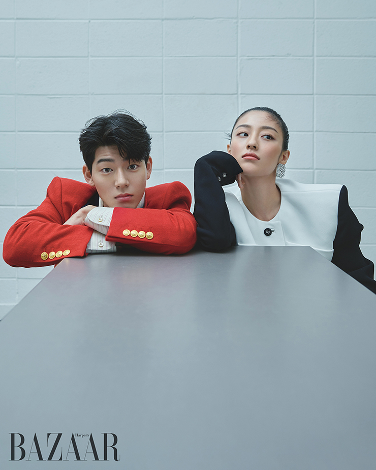(왼쪽부터) 배현성이 입은 더블 브레스트 롱 재킷, 스트라이프 셔츠는 Gucci. 강민아가 입은 크롭트 재킷은 Dolce & Gabbana. 귀고리는 Recto.