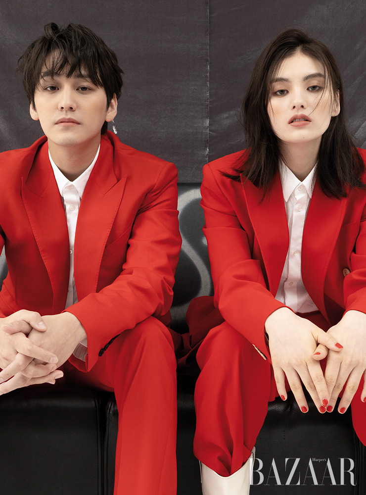 김범이 입은 재킷, 팬츠는 Givenchy. 셔츠, 부츠는 스타일리스트 소장품. 김용지가 입은 재킷, 팬츠는 Sportmax. 웨스턴부츠는 Rachel Cox. 셔츠는 스타일리스트 소장품. 