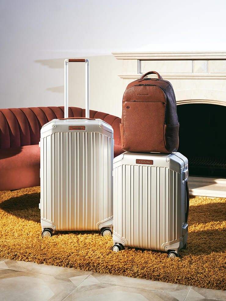 (왼쪽부터) [ALU 미디움 알루미늄 캐리어] 용량 63리터로 TSA 장치가 있는 중간 사이즈의 하드 캐리어. 1백 29만원. [블랙스퀘어 CONNEQU 백팩] 14인치 노트북과 아이패드를 수납할 수 있는 넉넉한 공간을 갖춘 백팩. 54만원. [ALU 기내용 알루미늄 캐리어] 용량 37리터로 스마트 트래커, TSA 잠금 장치가 있는 초슬림 하드 캐리어. 1백9만원, 모두 피콰드로. 