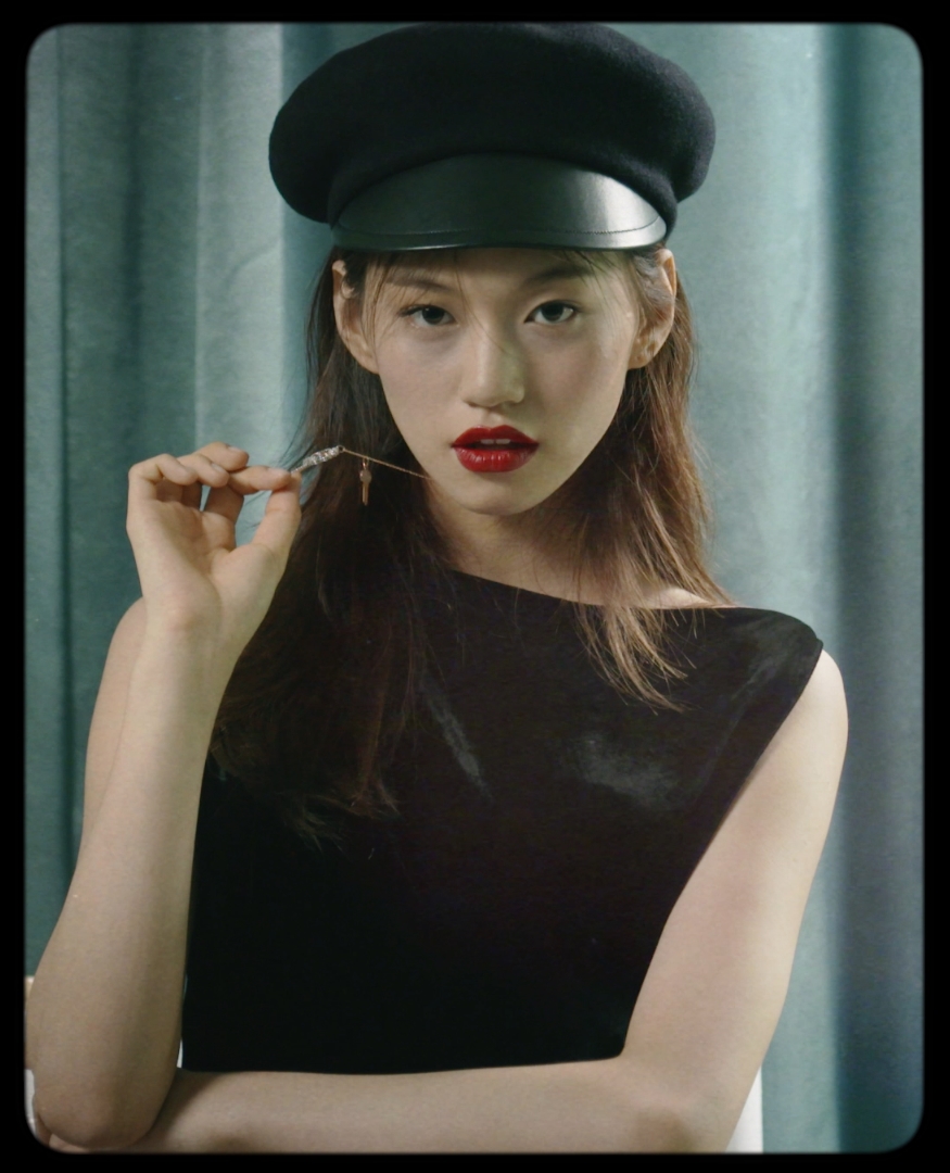 모자는 Dior, 목걸이는 Tiffany & Co. 제품.