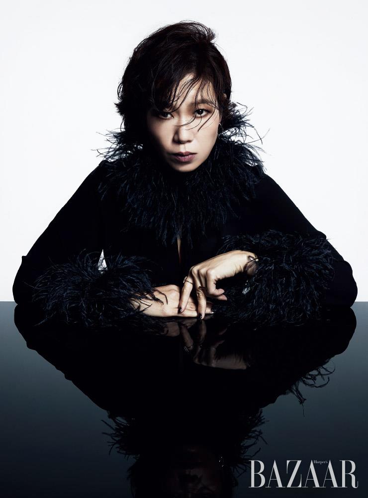 시스루 톱은 Zara. 귀고리는 Hei. 반지는 모두 Clever Move.