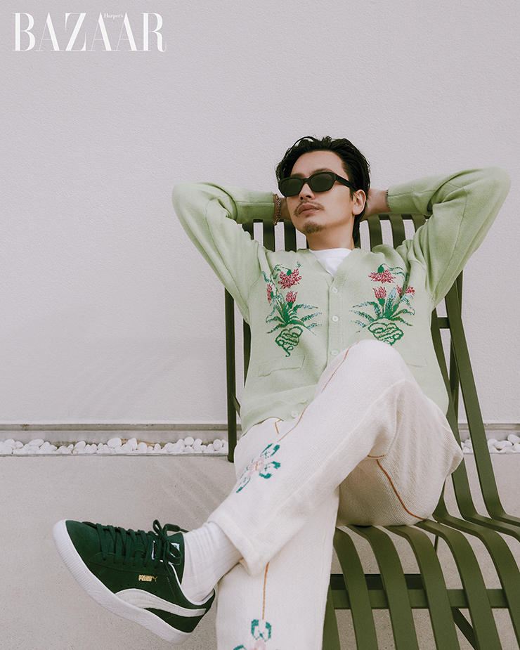 ‘스웨이드 빈티지’ 스니커즈는 11만9천원 PUMA. 카디건은 Obey by Worksout. 팬츠는 Harago at Matchesfashion. 선글라스, 시계는 배우 소장품. 티셔츠, 양말은 스타일리스트 소장품.