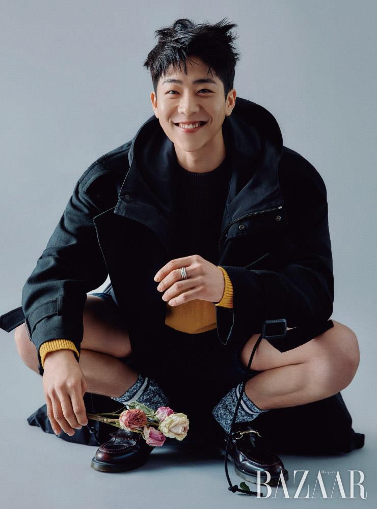 코트는 Juun. J. 니트는 Hugo Boss. 데님 쇼츠는 Koyu. 로퍼는 Dr. Martens. 양말은 스타일리스트 소장품.