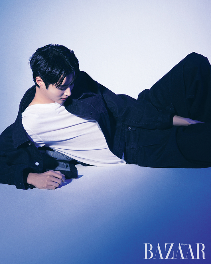 재킷, 팬츠는 System Homme.
