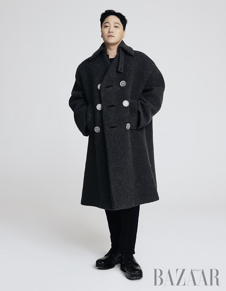 코트, 니트 소재 보디수트, 슈즈는 모두 Prada Uomo.