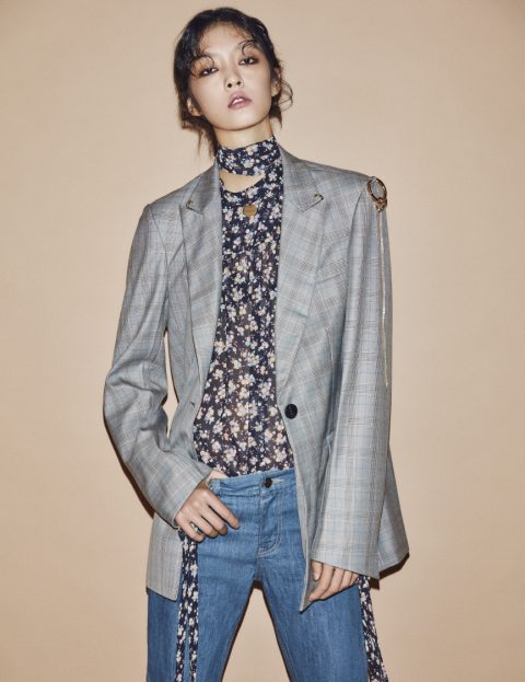 피어싱 디테일의 체크 재킷은 42만8천원, 플로럴 패턴 블라우스는 18만9천원, 데님 팬츠는 21만8천원으로 모두 Moontan 제품.