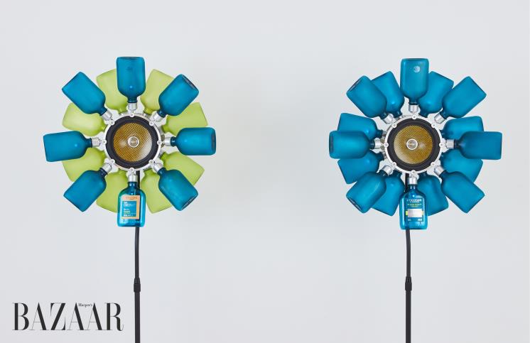 스피커 양쪽의 컬러를 달리해 디자인적인 재미도 연출했다. 