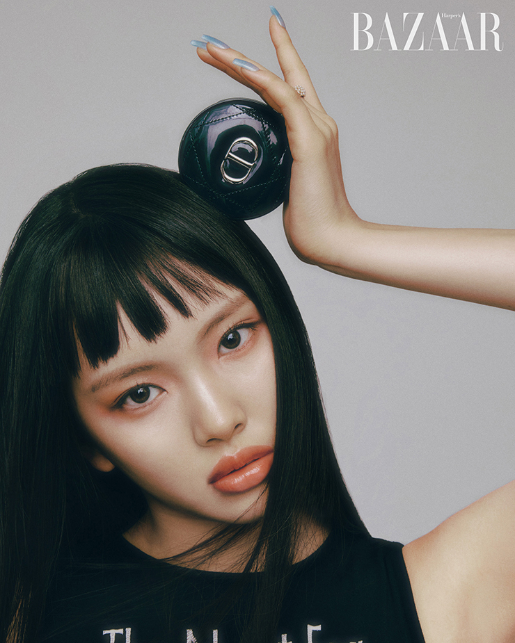 의상과 액세서리는 Dior.