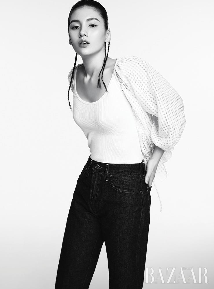 데릴라 랩 톱은 5만9천원, LVC 1954 501ⓡ 진은 29만9천원 Levi’s. 이너 톱은 스타일리스트 소장품.