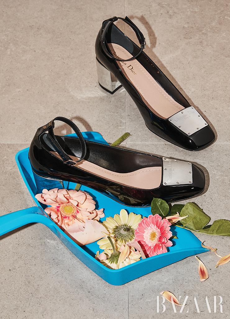 페이턴트 소재와 미러 장식이 특징인 ‘라 파리지엔느 디올’ 펌프스는 Dior.