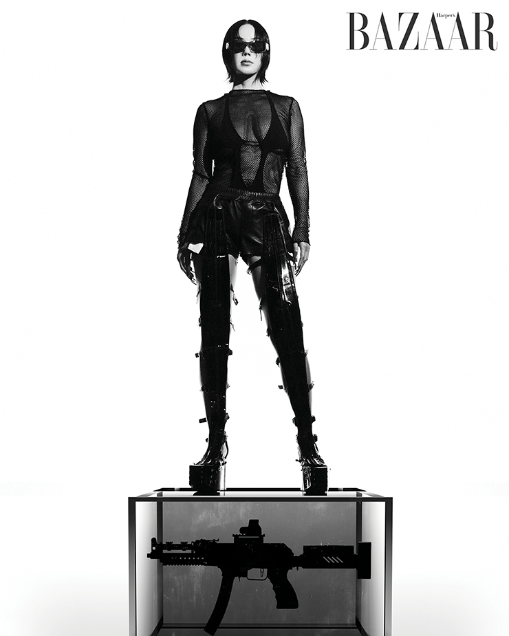 2020년 영화 <오케이 마담> 보디수트, 쇼츠, 사이하이부츠는 모두 Rick Owens. 선글라스는 MonclerxGentle Monster. 망사 톱은 스타일리스트 소장품.