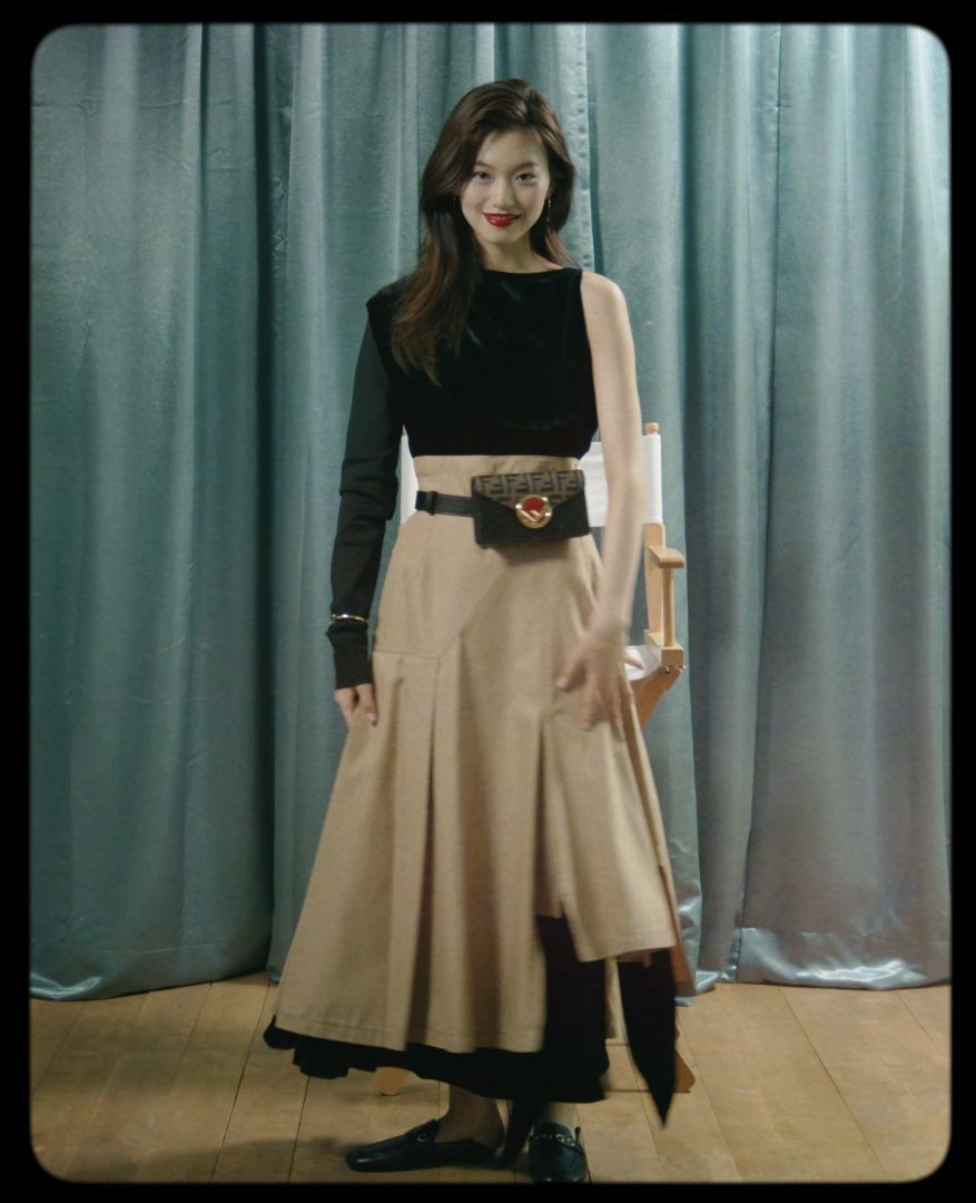 드레스 안에 입은 언밸런스 톱은 Juun.J, 트렌치 소재의 클래식한 스커트는 3.1 Phillip Lim , 귀고리와 뱅글은 Tiffany & Co., 밸트백은 Fendi, 블로퍼는 Isabel Marant 제품.