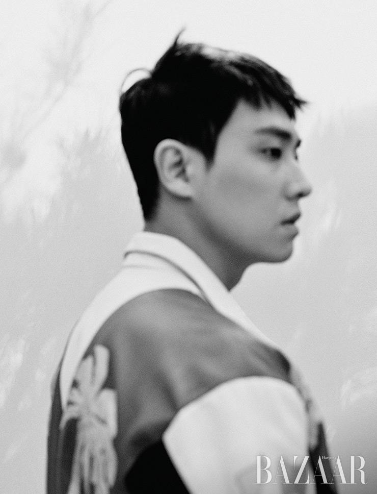 레더 블루종은 Celine Homme by Hedi Slimane. 