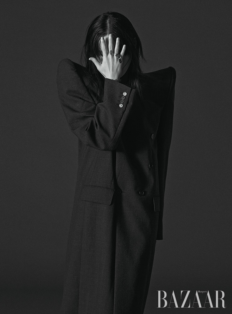 코트는 가격 미정, 반지는 44만원대 Balenciaga.