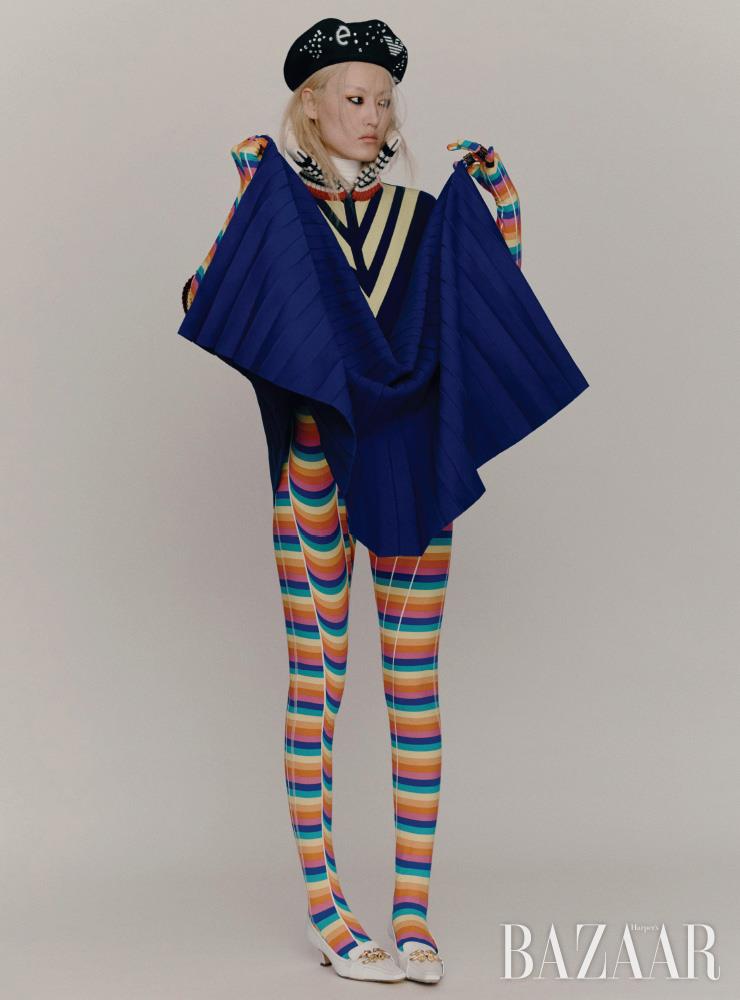 원피스는 Lacoste Fashionshow Collection. 보디수트는 0 Moncler Richard Quinn. 베레는 Emporio Armani. 벨트는 Dior, 양손에 착용한 반지들은 모두 Louis Vuitton. 로퍼는 1백20만5천원 Bottega Veneta.