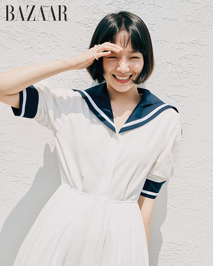 세일러 칼라가 돋보이는 원피스는 22만원 Vocavaca. 반지는 모두 스타일리스트 소장품.