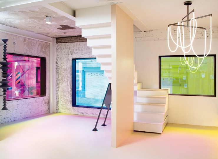  시그너처 재료인 섬유로프를 이용한 엄윤나의 설치 작업 ‘Pagoda of Invisible Value’, 티엘 디자인 스튜디오(TIEL Design Studio)의 샹들리에, 크림색 콘크리트에 투명한 아크릴이 조약돌처럼 박힌 랩크리트(lab.crete)의 계단 상판 등으로 꾸며진 1층 공간.