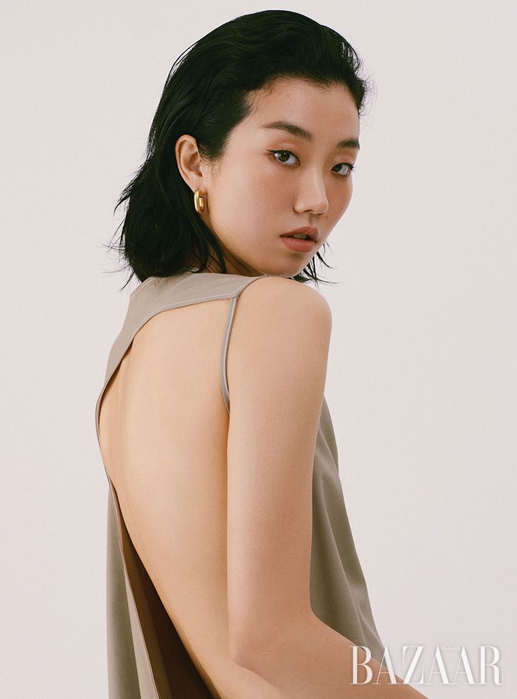 백리스 드레이프 톱은 Gauchere by Net-A-Porter. 골드 귀고리는 Hei. 