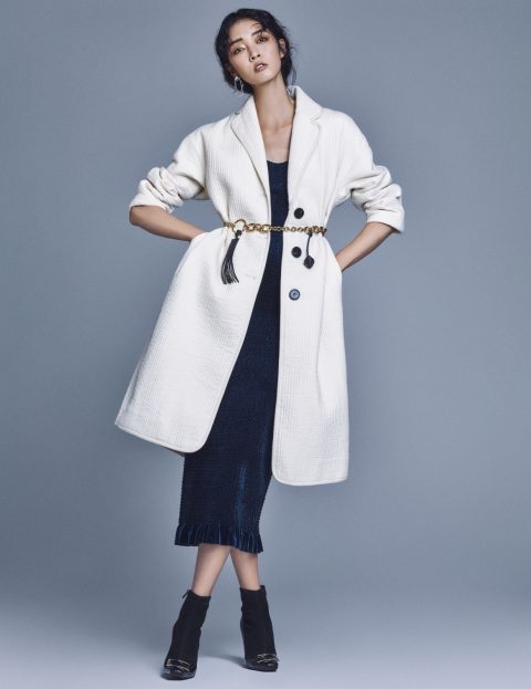 코트는 34만8천원, 슬립 드레스는 32만8천원으로 모두 Low Classic, 언밸런스한 귀고리는 10만원으로 Numbering, 벨트로 활용한 목걸이는 가격 미정으로 Tod’s, 부티는 1백40만원대로 Roger Viver 제품.