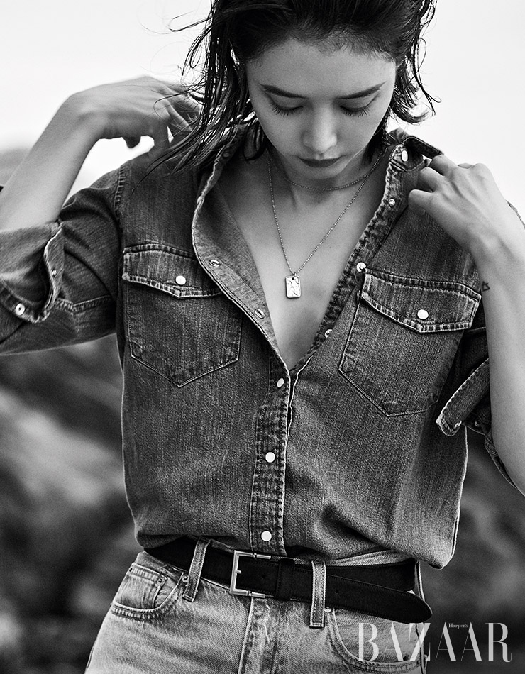 데님 셔츠는 7만원대, 데님 팬츠는 12만원대 Levi’s. 비즈 목걸이는 8만원대, 골드 참 목걸이는 9만원대 Ilyand. 벨트는 Saint Laurent by Anthony Vaccarello.