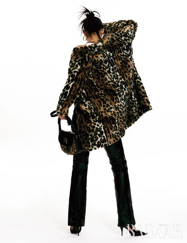 퍼 코트는 Dsquared2. 탱크톱, 체인 목걸이는 각각 2만5천원 Zara. 레더 팬츠, 귀고리는 Louis Vuittion. 가방은 1백12만원 Golden Goose. 슈즈는 Saint Laurent by Anthony Vaccarello.