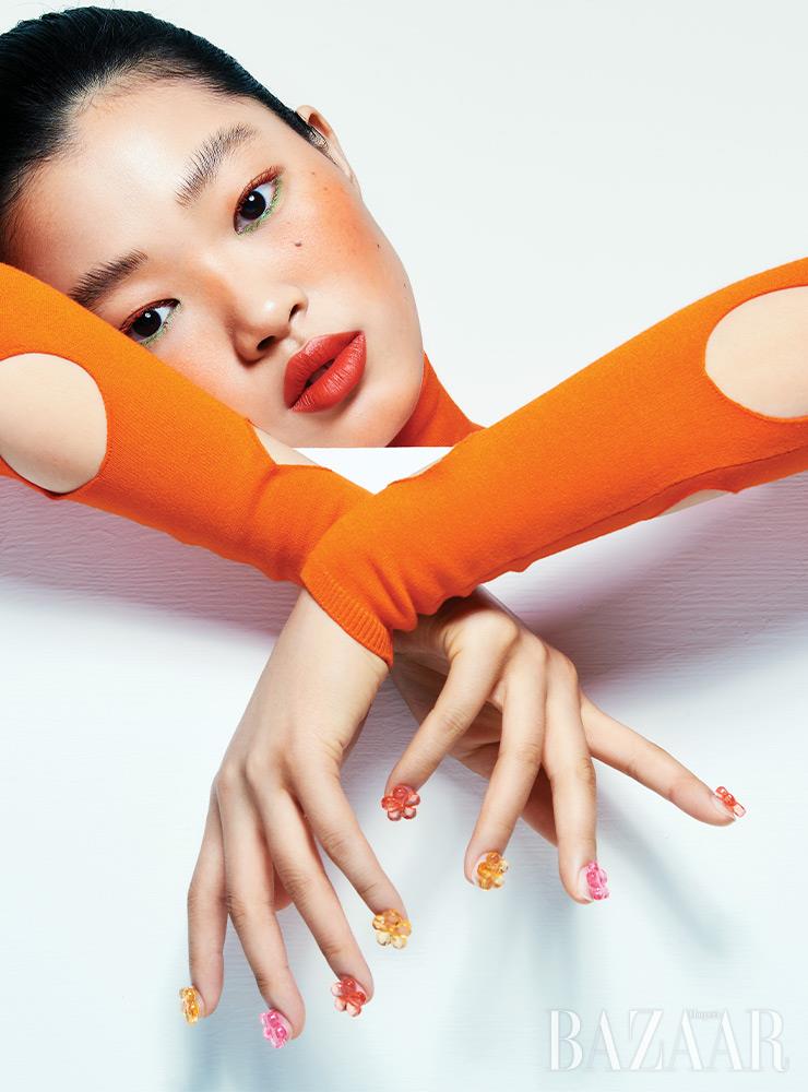 터틀넥은 Prada.