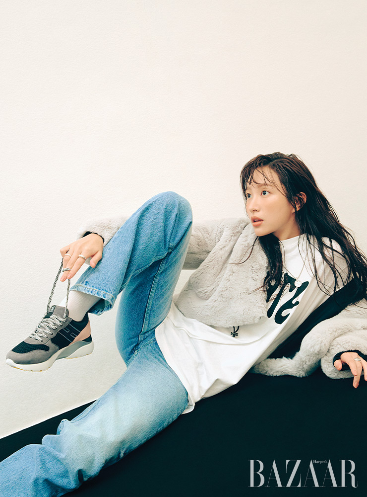 에코 퍼 재킷, ‘액티브 원’ 스니커즈는 Hogan. 티셔츠, 데님 팬츠, 반지, 양말은 모두 에디터 소장품.